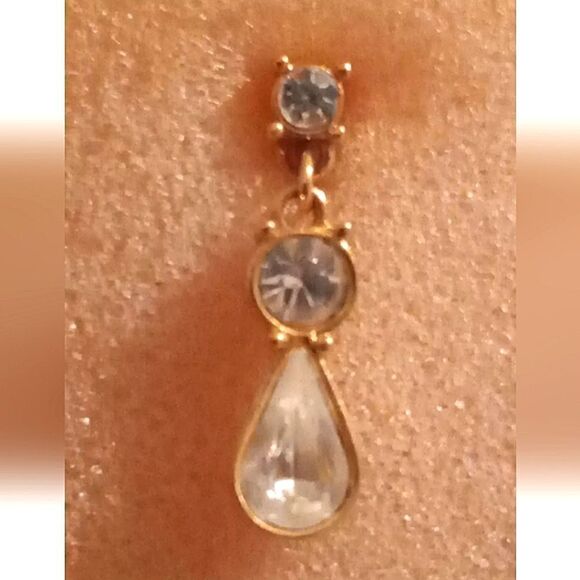 🩷Vintage Avon Goldtone Rialto Clip On Earrings. Dangling Crystals NWOT - Picture 2 of 3